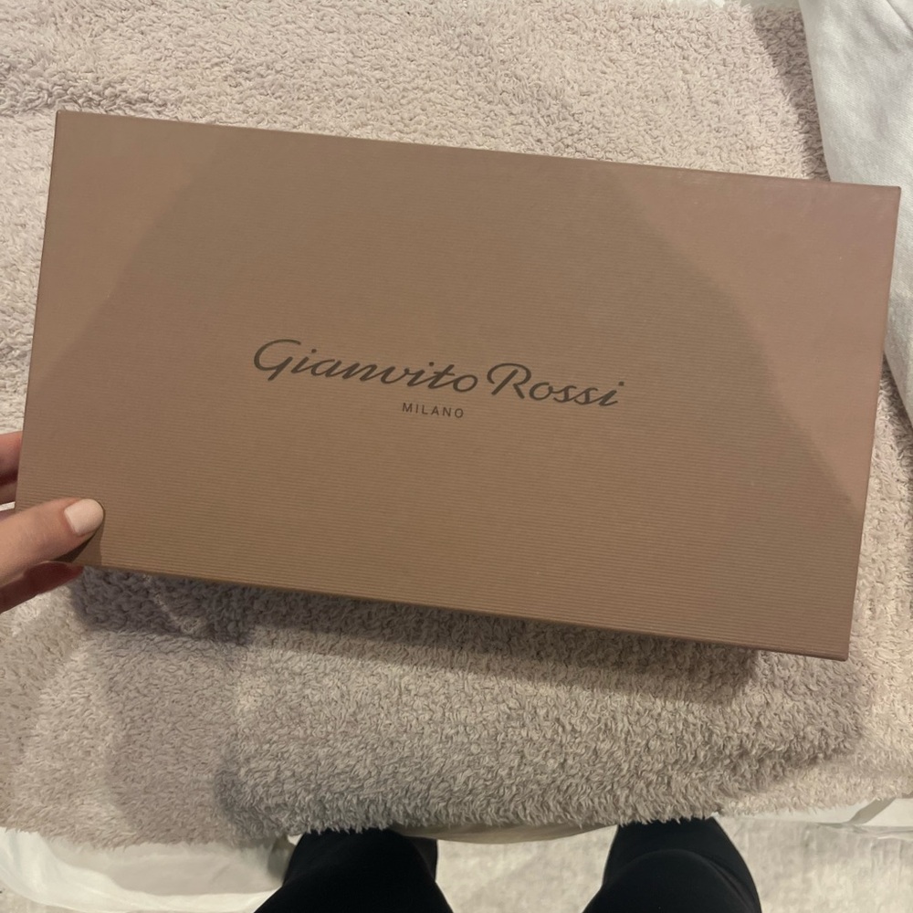 Gianvito Rossi

Bijoux 85MM Leopard Suede Mules - Picture 3 of 7
